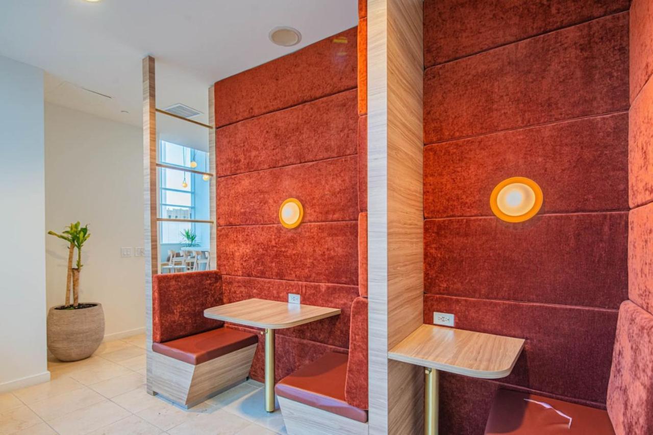 Luxury 28th Floor High Rise, Gym, Parking, Pool, Golf Lejlighed