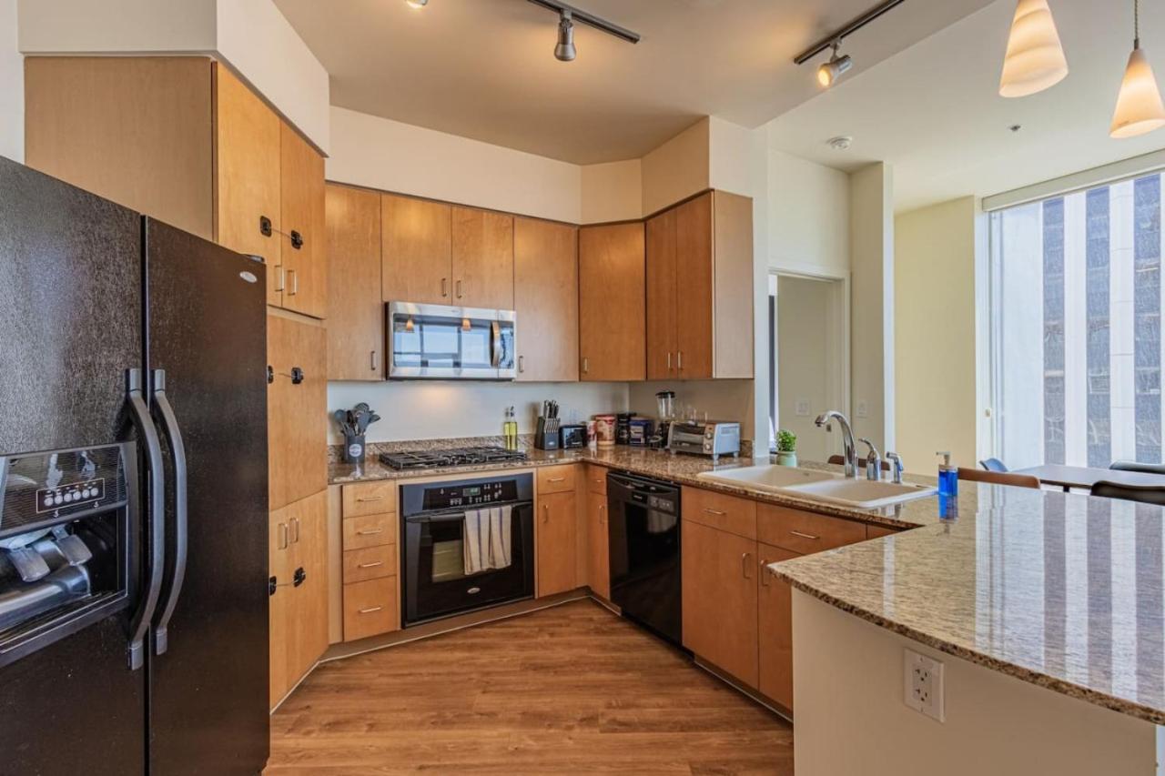Luxury 28th Floor High Rise, Gym, Parking, Pool, Golf Lejlighed *