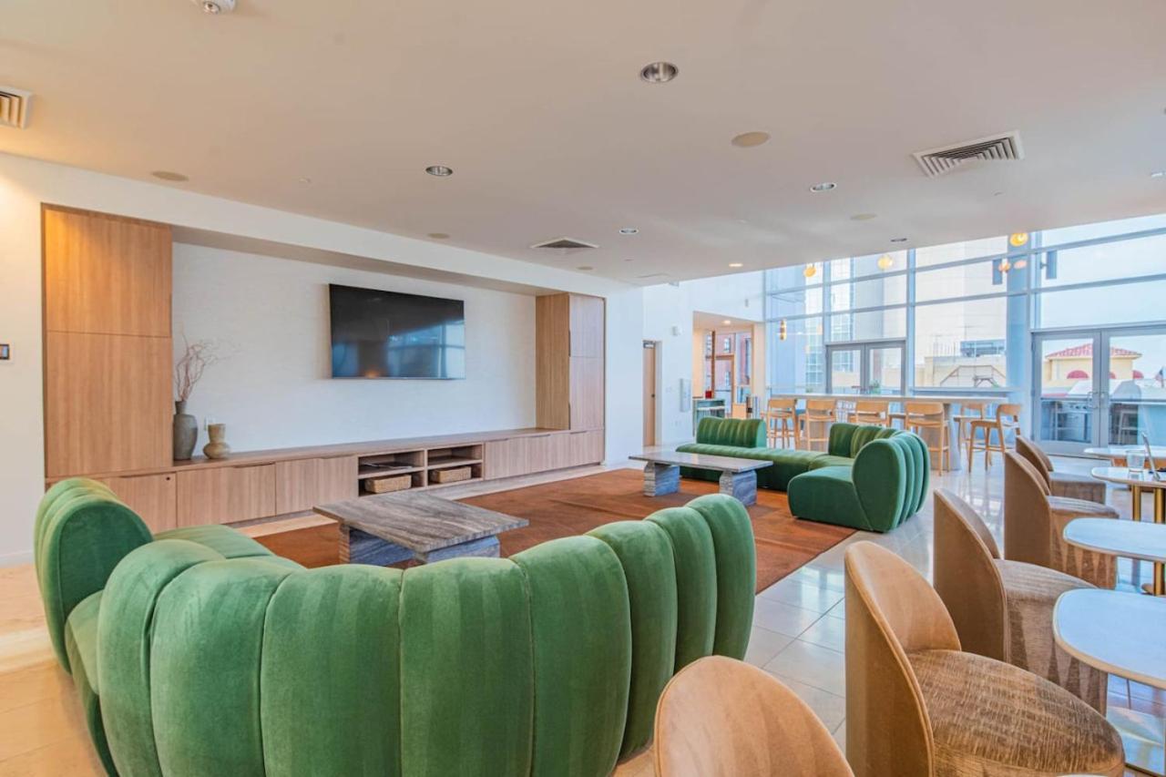 Luxury 28th Floor High Rise, Gym, Parking, Pool, Golf Phoenix