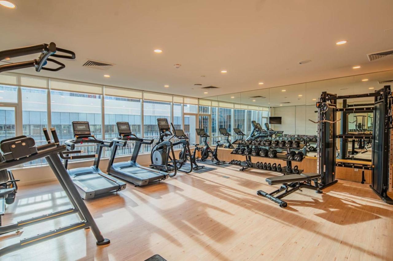Luxury 28th Floor High Rise, Gym, Parking, Pool, Golf