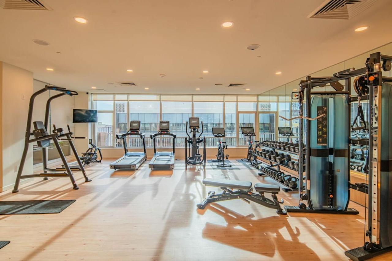 Luxury 28th Floor High Rise, Gym, Parking, Pool, Golf Phoenix