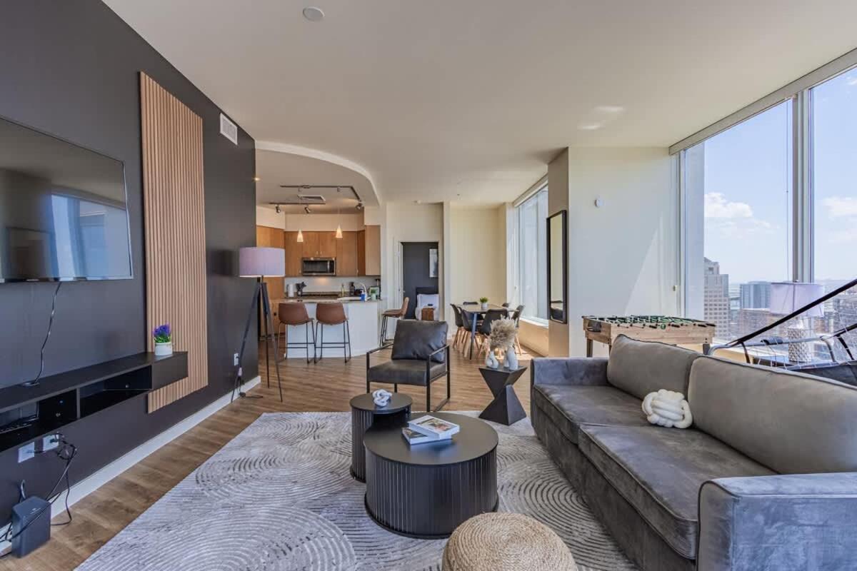 Luxury 28th Floor High Rise, Gym, Parking, Pool, Golf * Phoenix