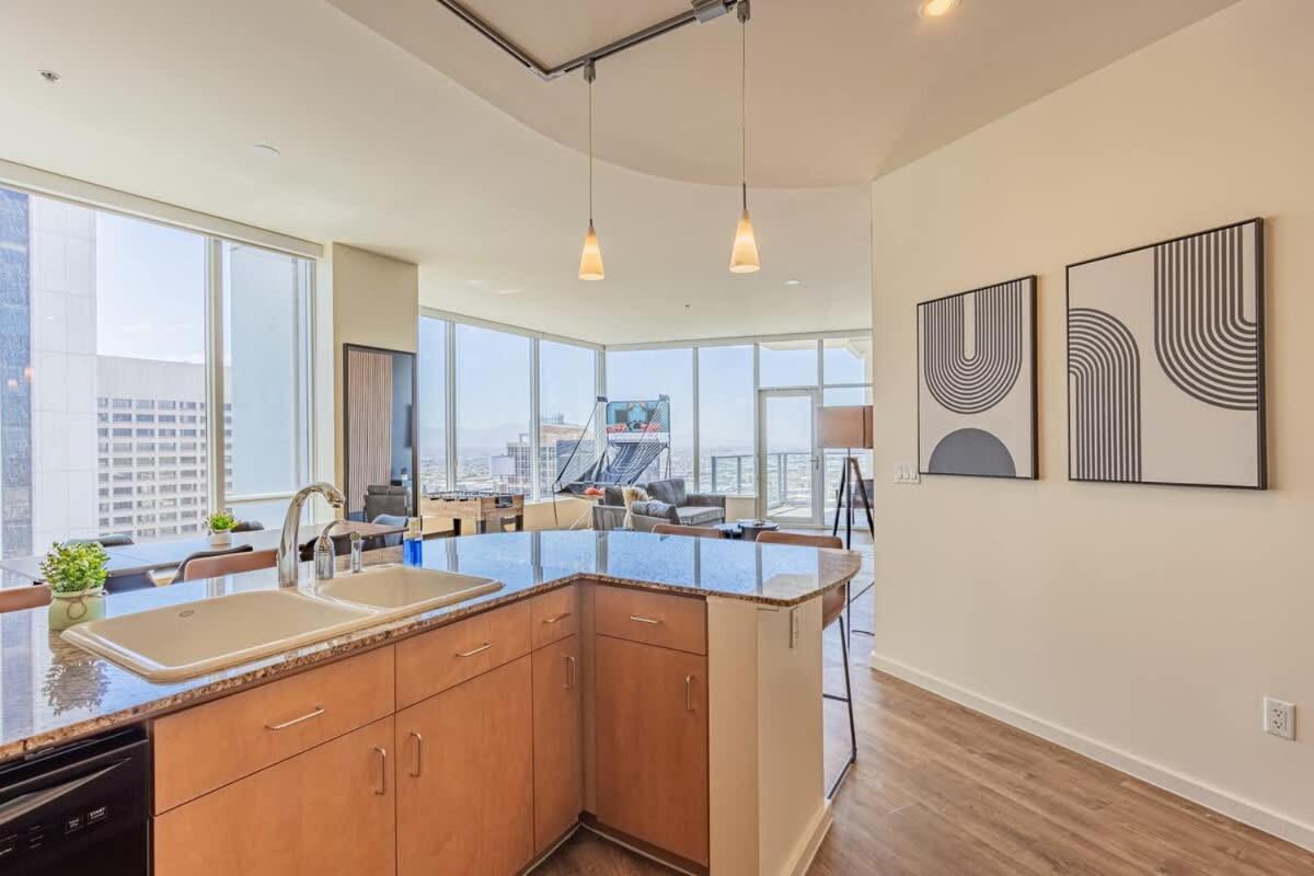 Lejlighed Luxury 28th Floor High Rise, Gym, Parking, Pool, Golf
