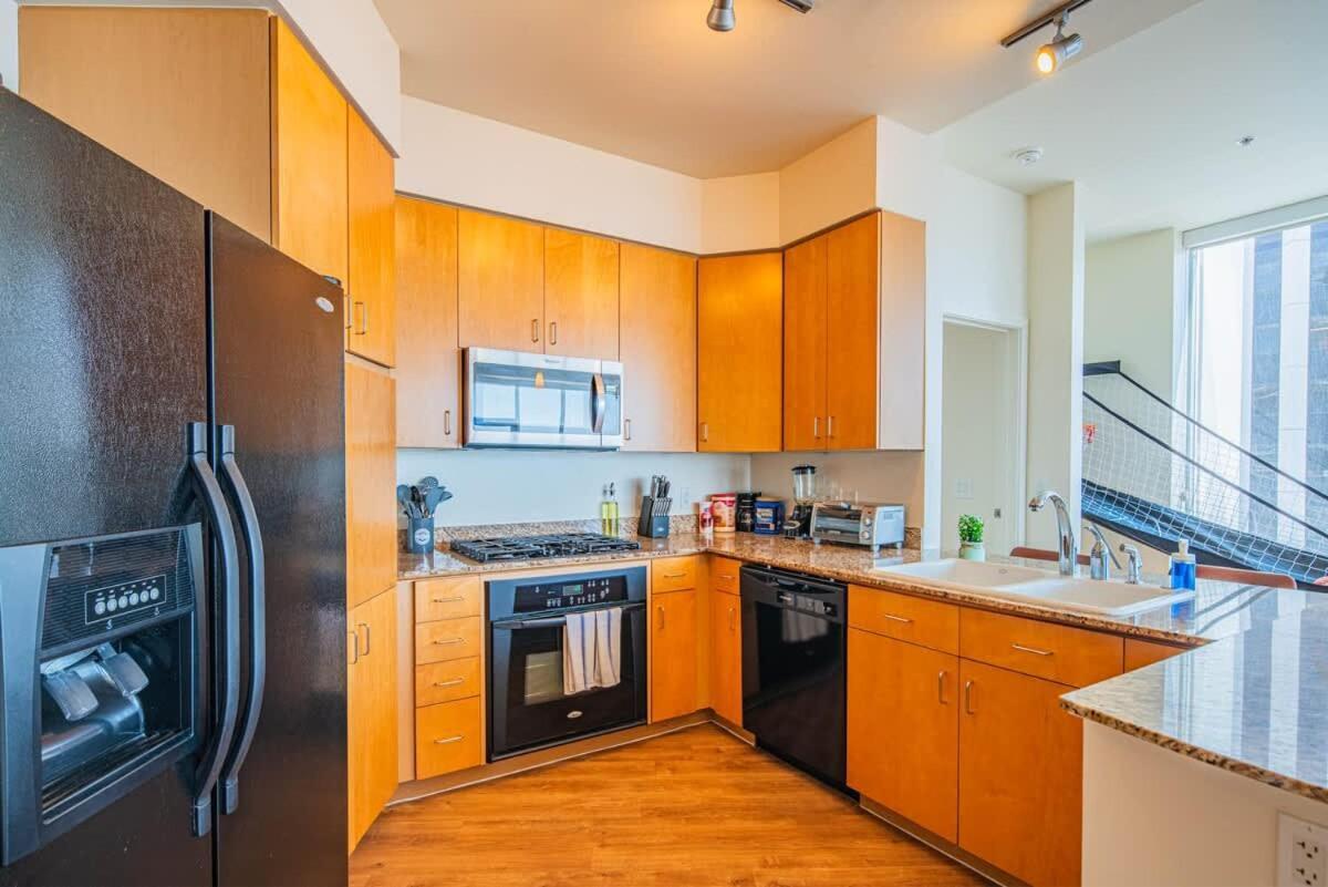 Luxury 28th Floor High Rise, Gym, Parking, Pool, Golf *