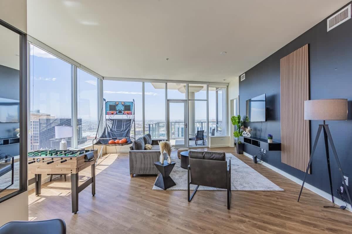 Luxury 28th Floor High Rise, Gym, Parking, Pool, Golf * Phoenix