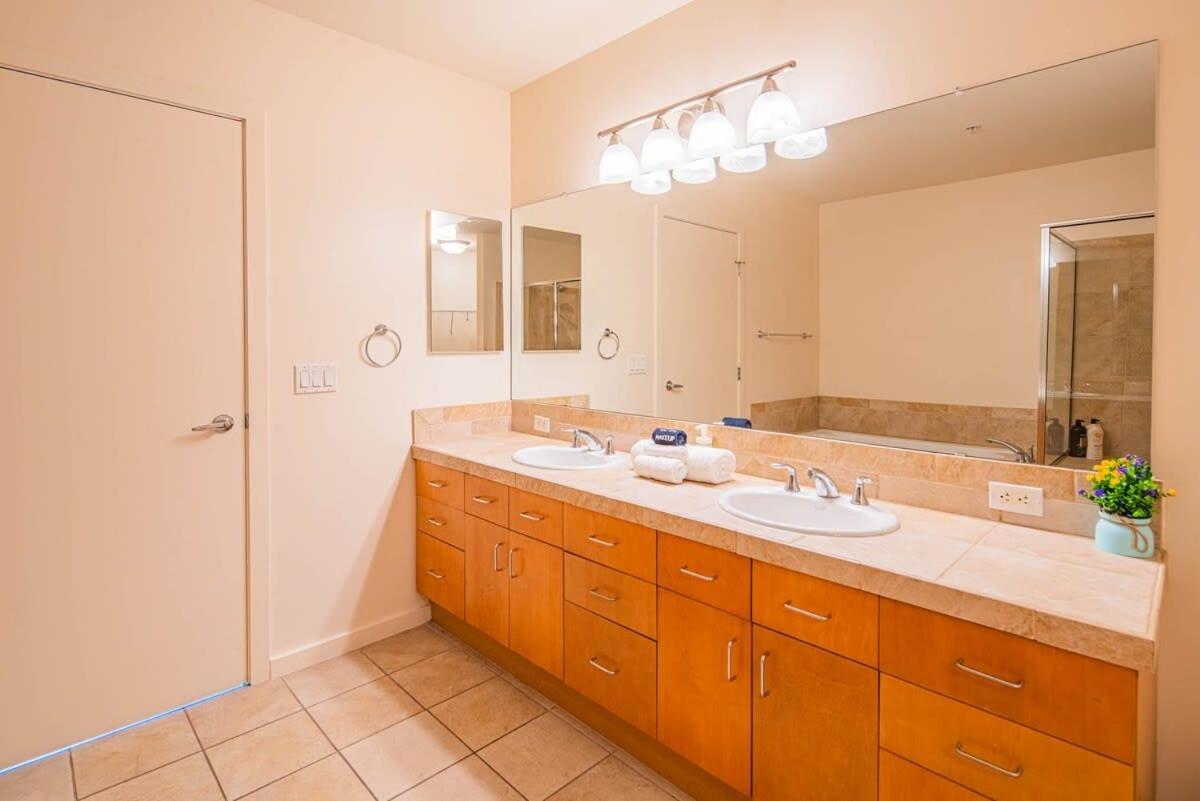 Luxury 28th Floor High Rise, Gym, Parking, Pool, Golf Phoenix