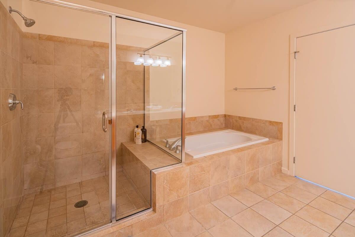 Luxury 28th Floor High Rise, Gym, Parking, Pool, Golf Lejlighed *