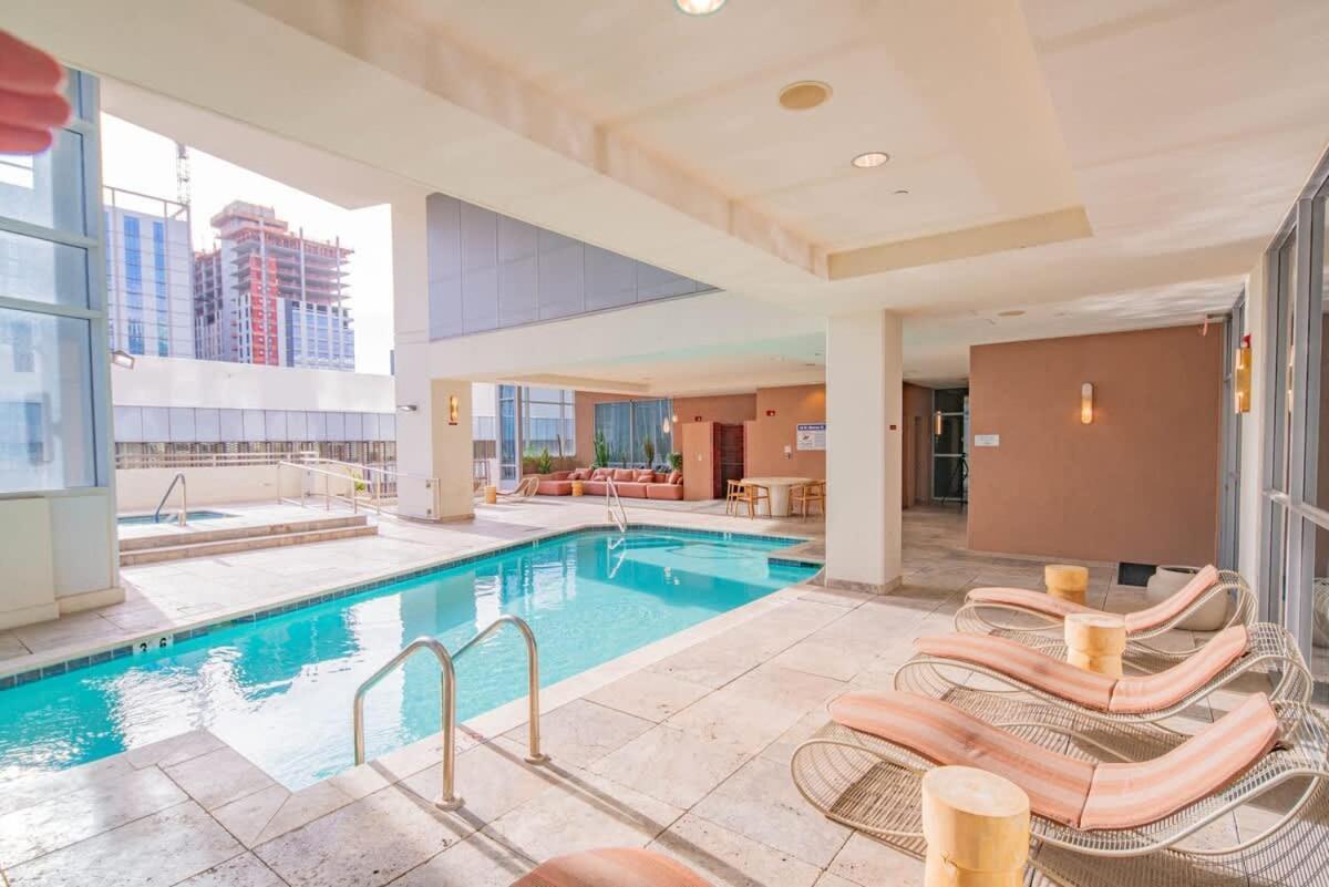 Luxury 28th Floor High Rise, Gym, Parking, Pool, Golf *